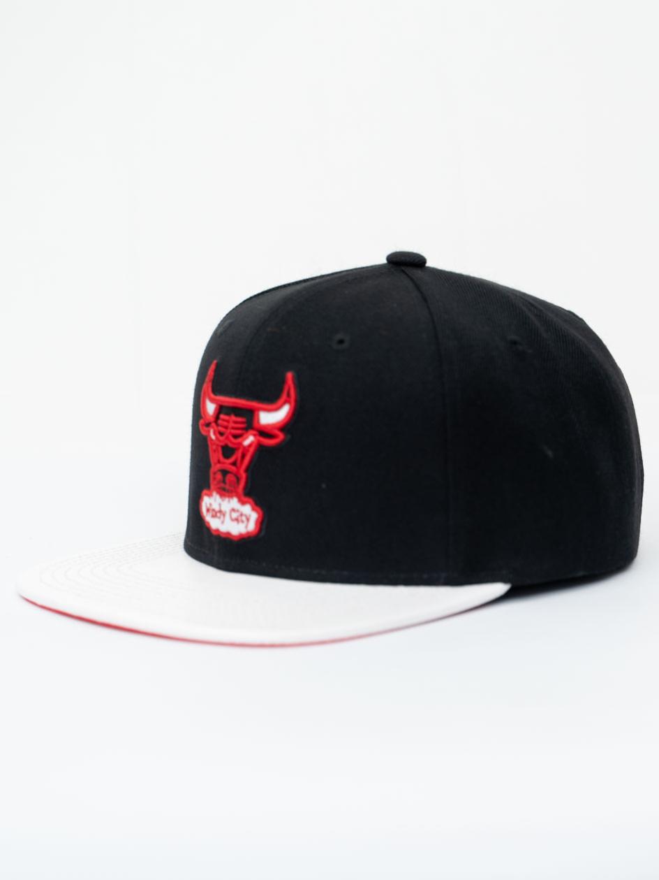 Kultowa czapka snapback Chicago Bulls w czarnym kolorze od Mitchell & Ness
